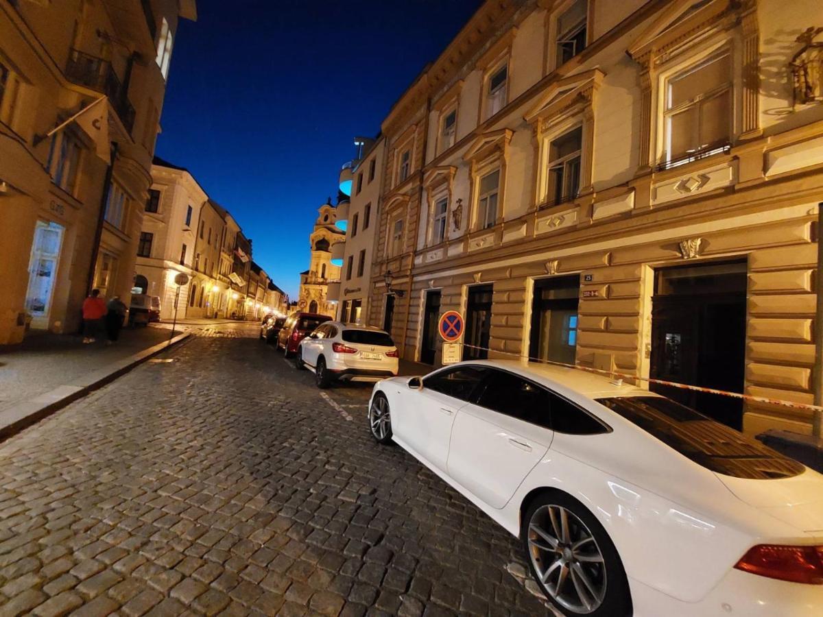 Prostorny Byt V Centru 3 Kk 80 M2 Hradec Králové Exterior foto